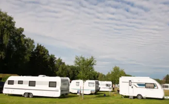 Flertalet vita husvagnar.